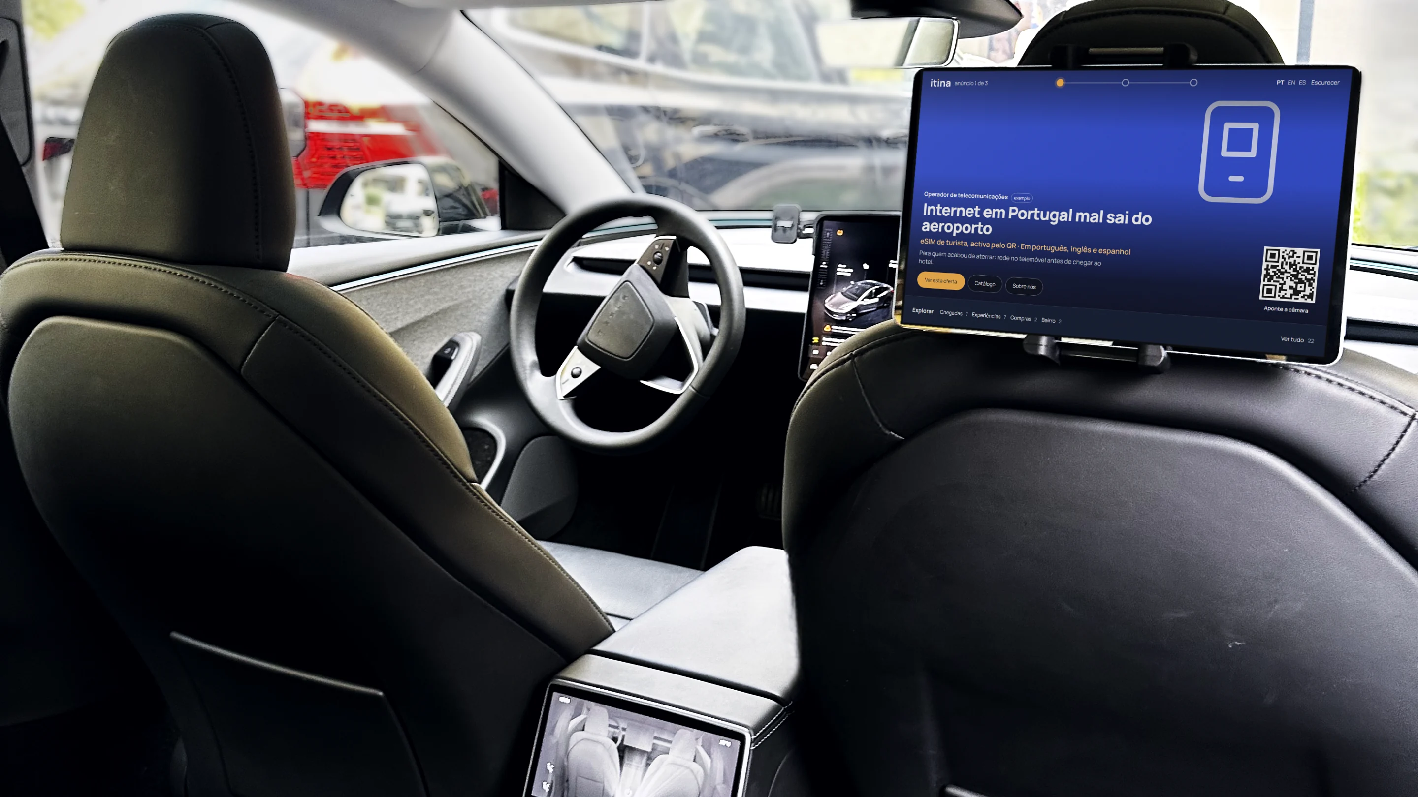 O banco de trás de um Tesla da frota, com o tablet no encosto e um anúncio à saída do aeroporto