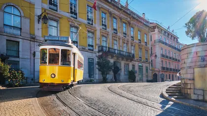Um eléctrico amarelo numa rua de Lisboa
