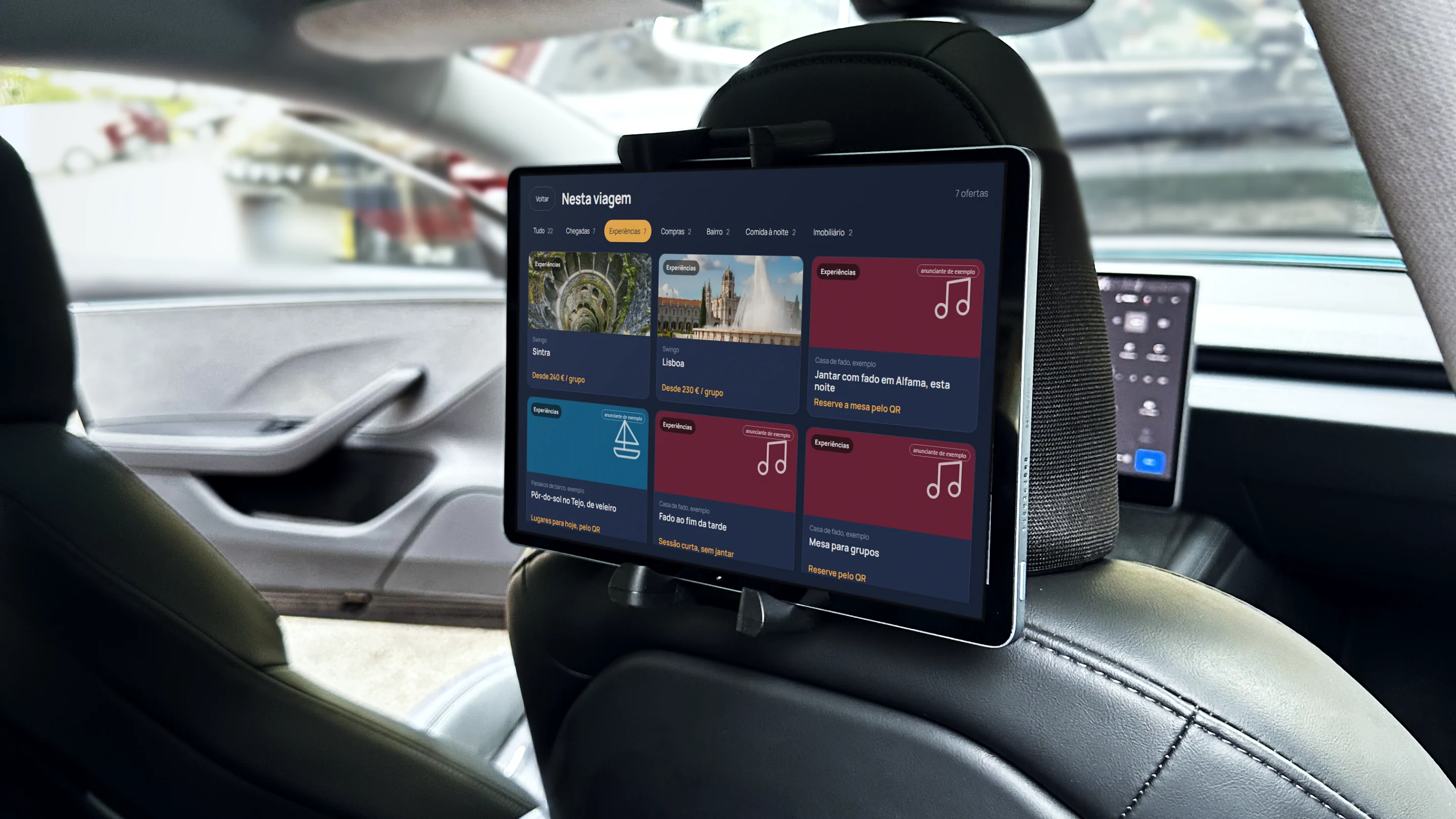 O tablet de perto, no encosto do banco da frente