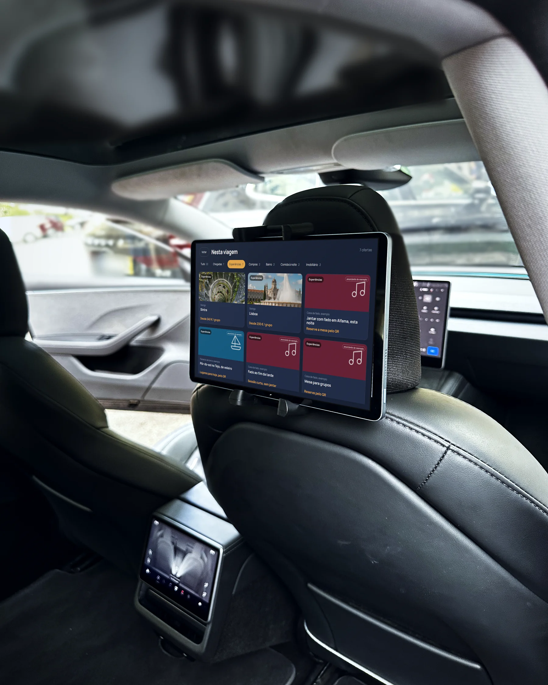 O tablet no encosto de um Tesla da frota, com o catálogo de ofertas aberto