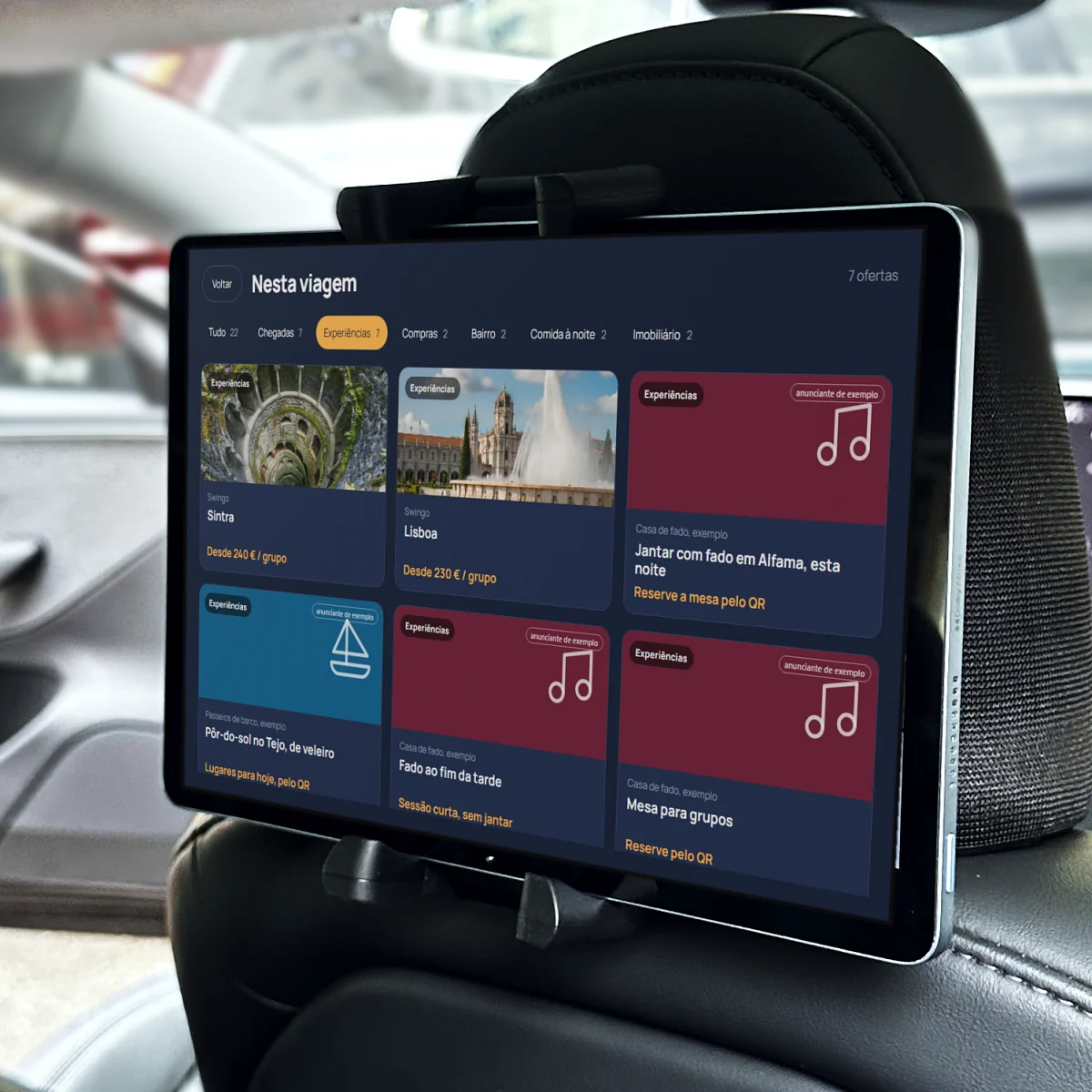 O tablet instalado no encosto de um carro da frota